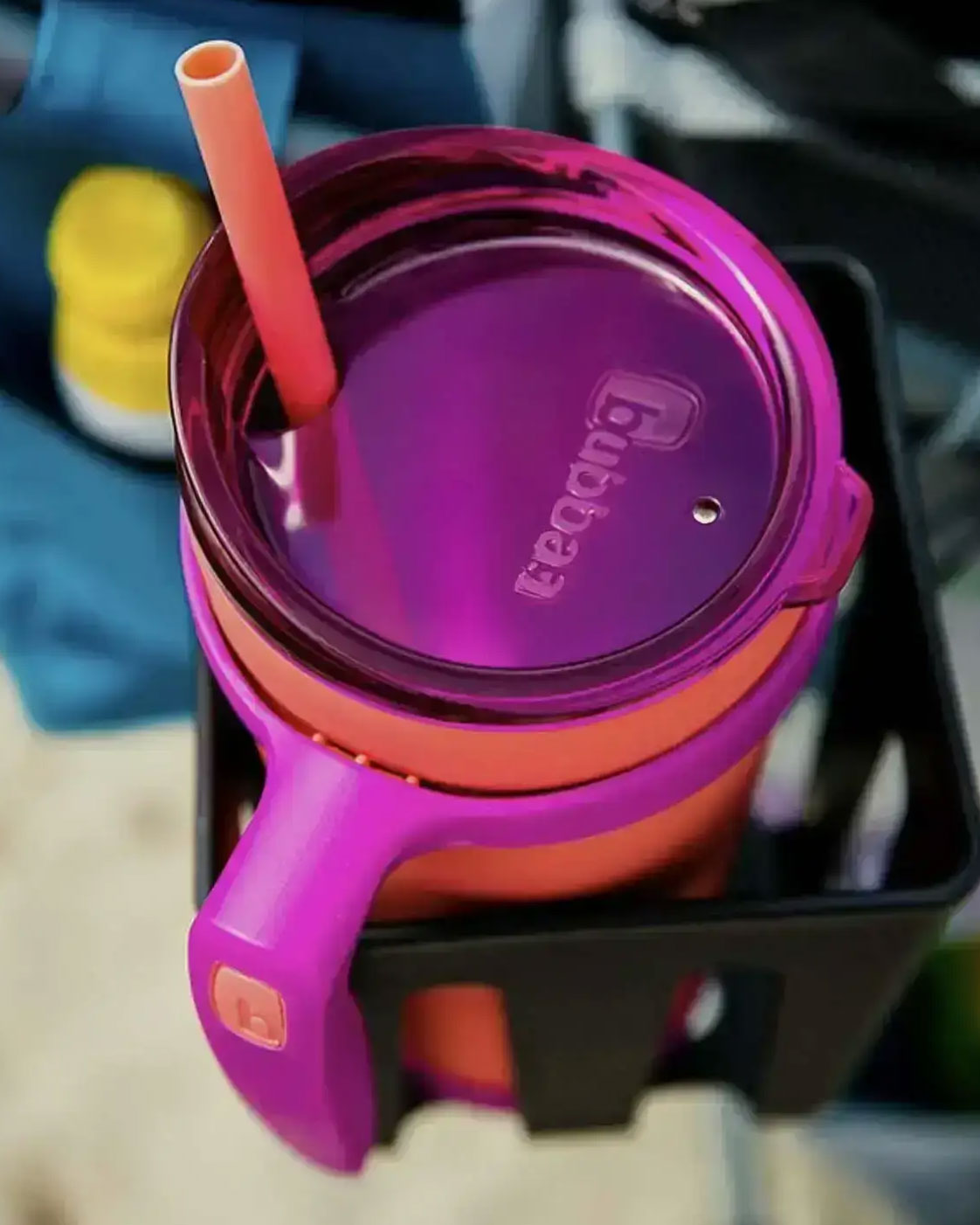 Gros plan d’un gobelet rose placé dans le Cup Holder Oversized.