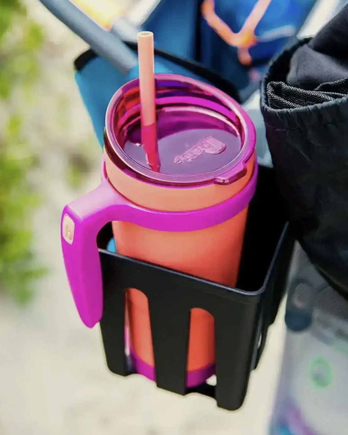 Grand gobelet rose avec anse et paille dans un Cup Holder Oversized, coloris Black, sur un chariot Strolee.