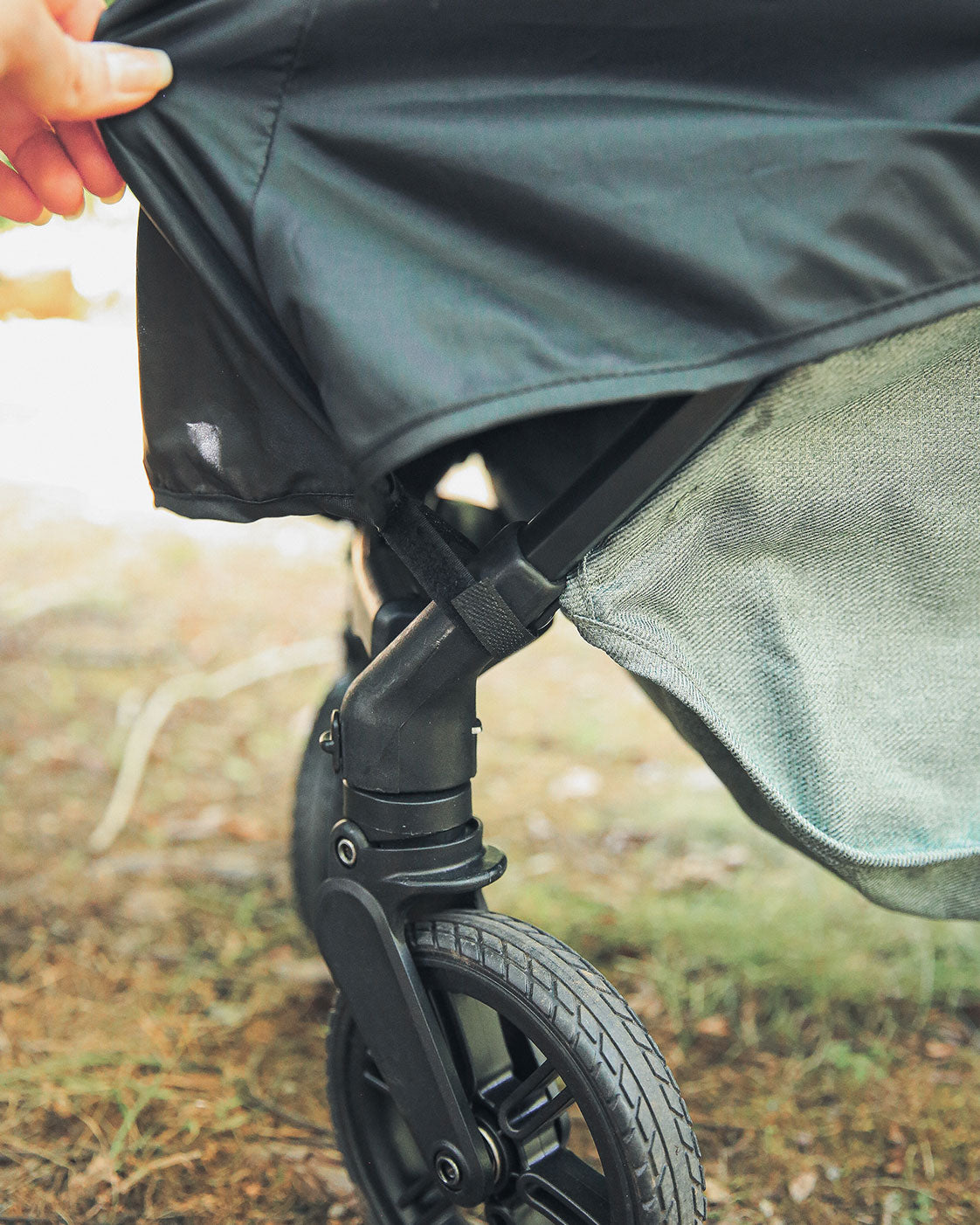 Gros plan du Rain Cover près du cadre et de la roue du chariot.