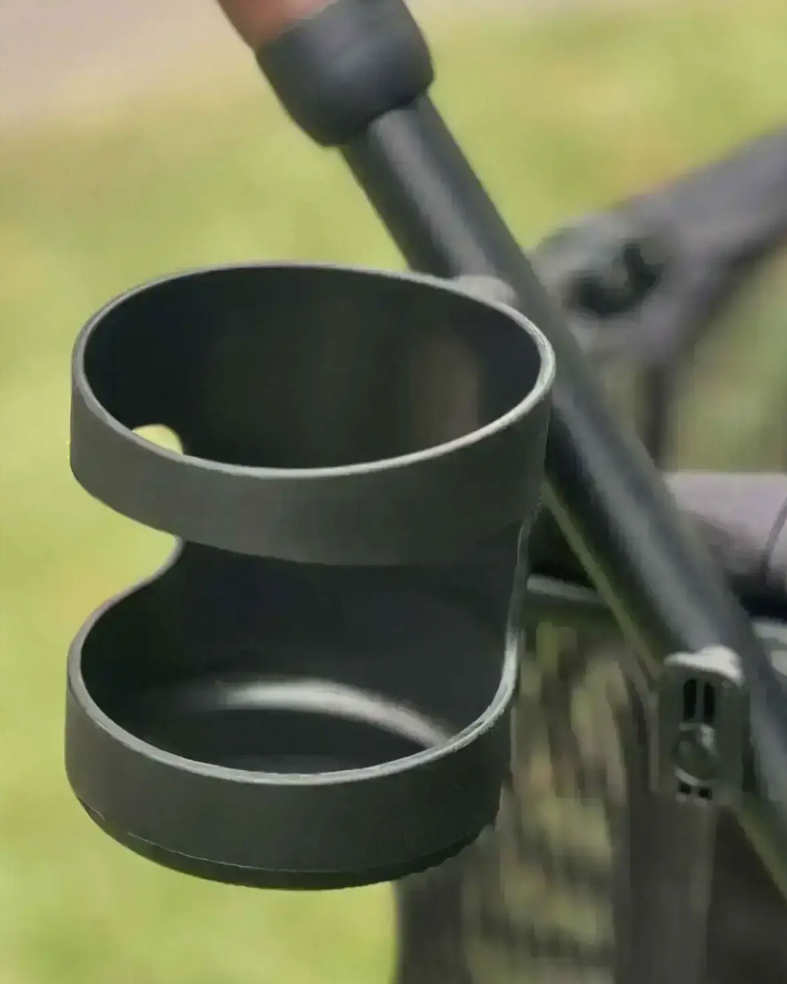 Nahaufnahme eines leeren Cup Holder in Black am Rahmen eines Strolee-Wagens.