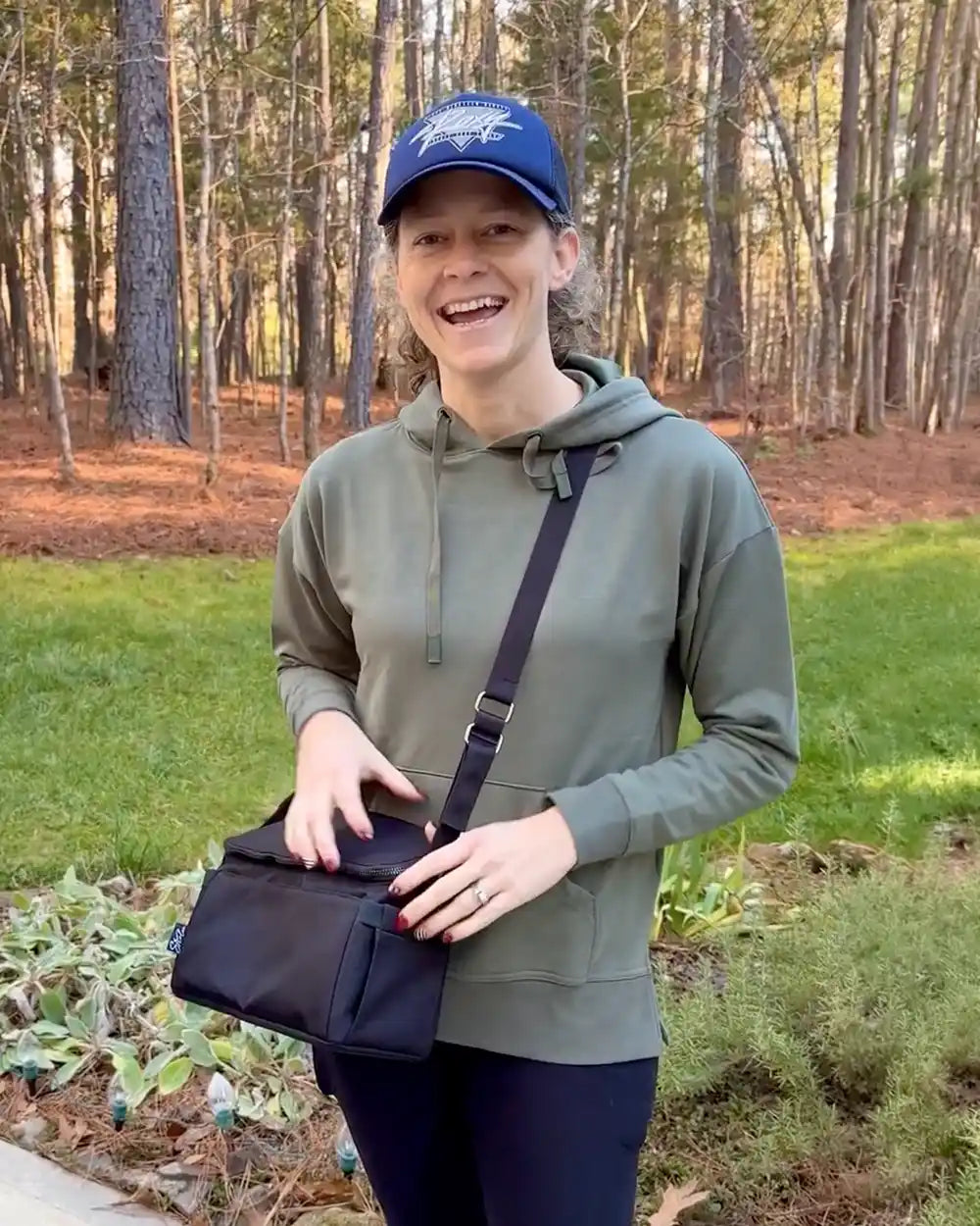 Frau trägt im Freien einen Deluxe Organizer Bag in Black quer über dem Körper.