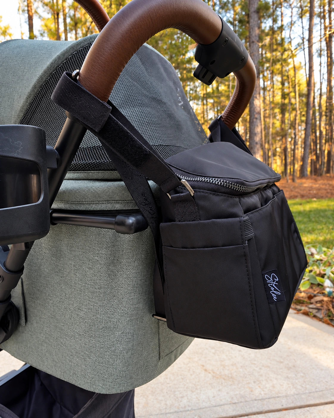 Seitenansicht eines Deluxe Organizer Bag in Black an einem Strolee-Wagen.
