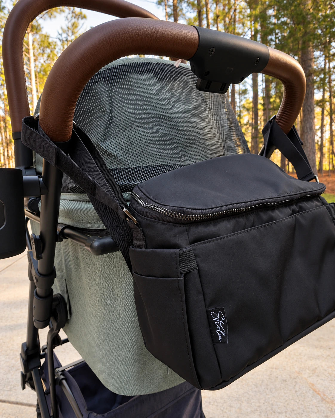 Vorderansicht des Deluxe Organizer Bag und seiner Außenfächer an einem Strolee-Wagen.