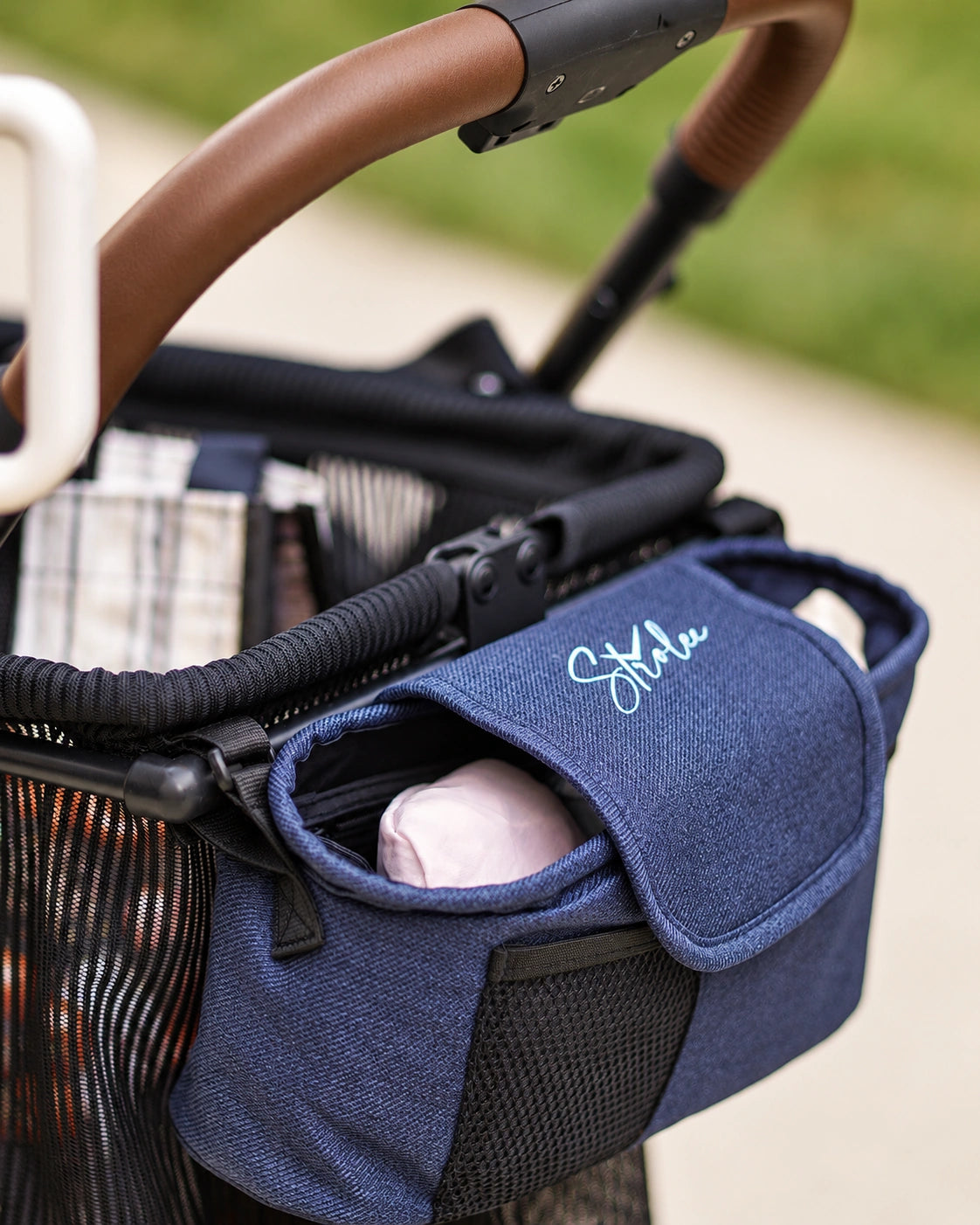 Personal Organizer, coloris Blue, fixé au chariot, avec un petit objet dans sa poche avant.